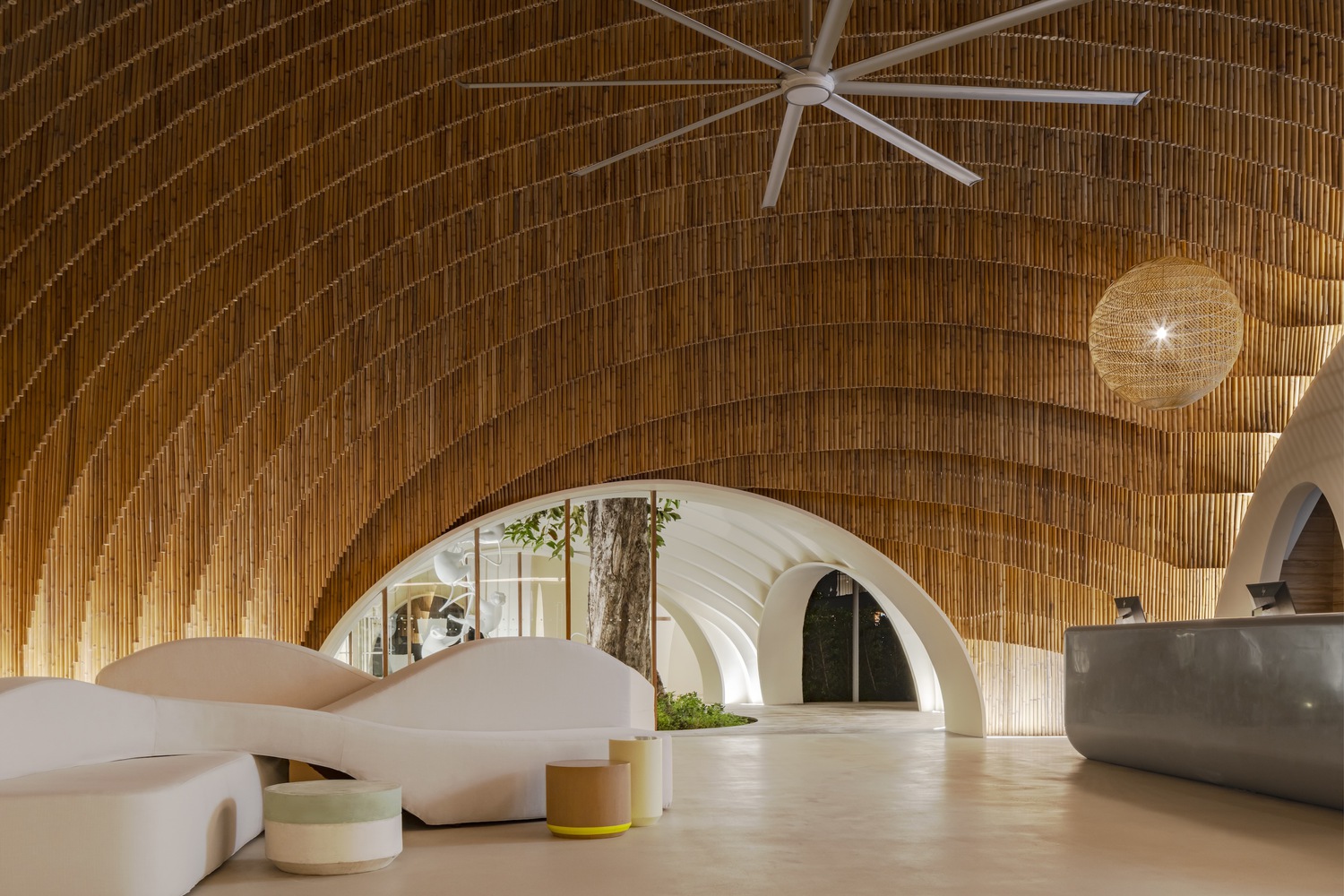 https://thedesignstory.com/assets/uploader/editor/editor-holiday-inns-samui-lobby-onion-21-zrbc-1692340312.jpg?w=1000