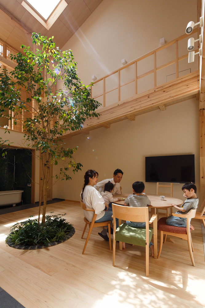 news: 7 contemporary home designs with indoor trees | the design story
