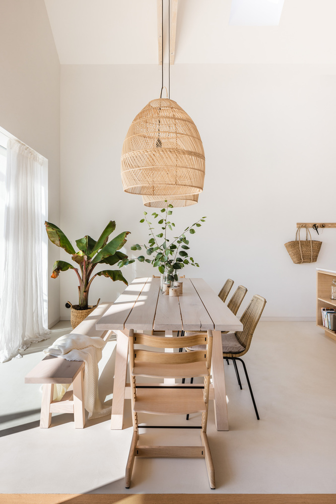 a tranquil house with atelier in white and wood: project by monmar ...